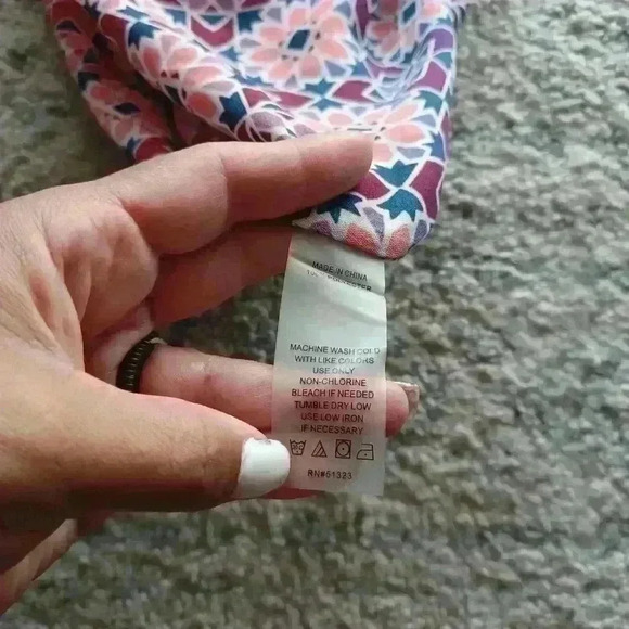 Vince Camuto Geographic Flower Sleeveless Top PS - Picture 8 of 9